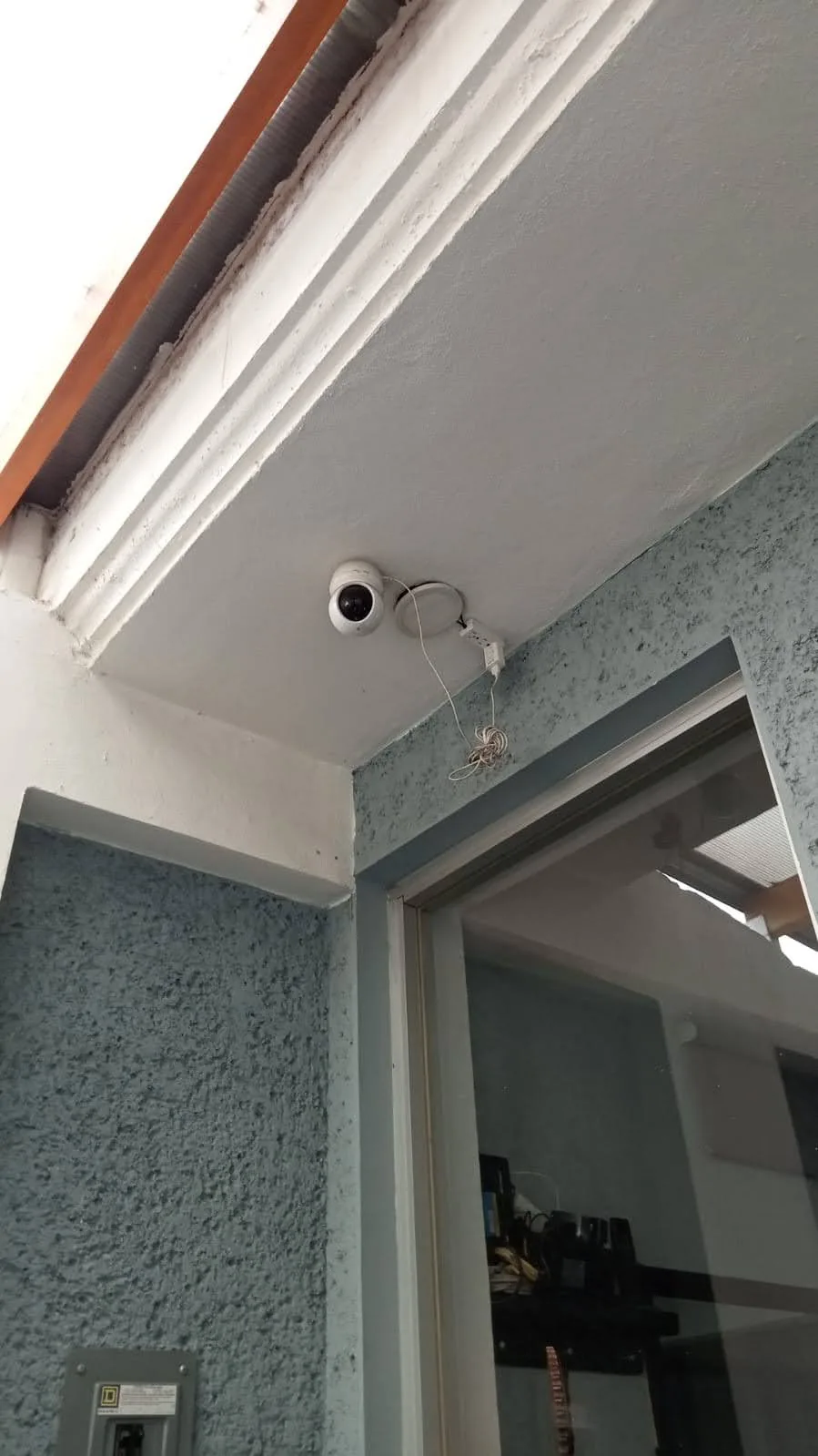 Cámara de seguridad instalada sobre acceso exterior