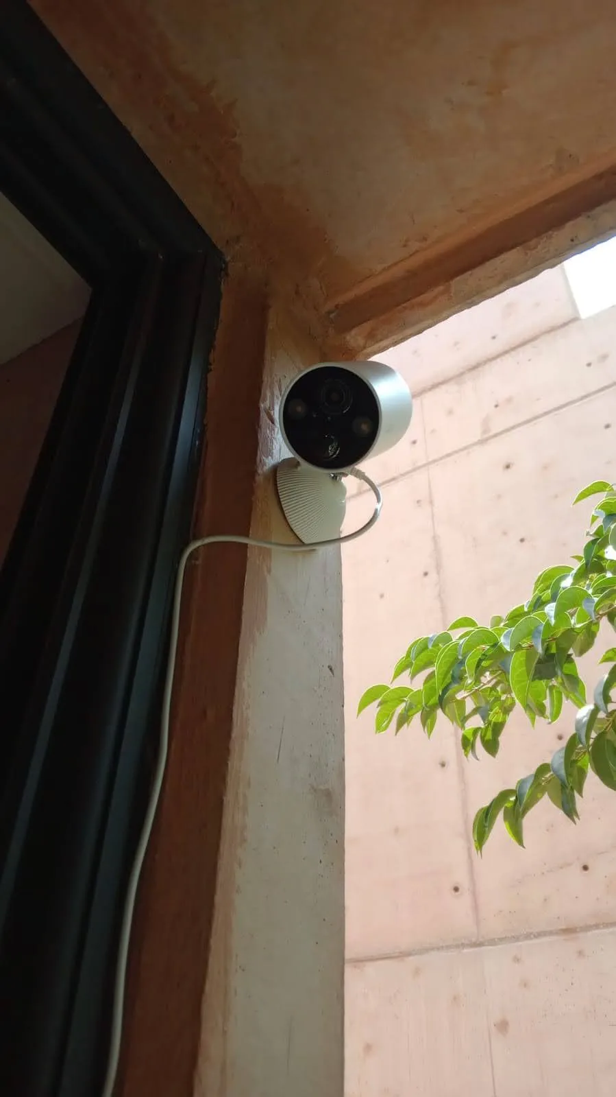 Cámara de seguridad exterior instalada en muro